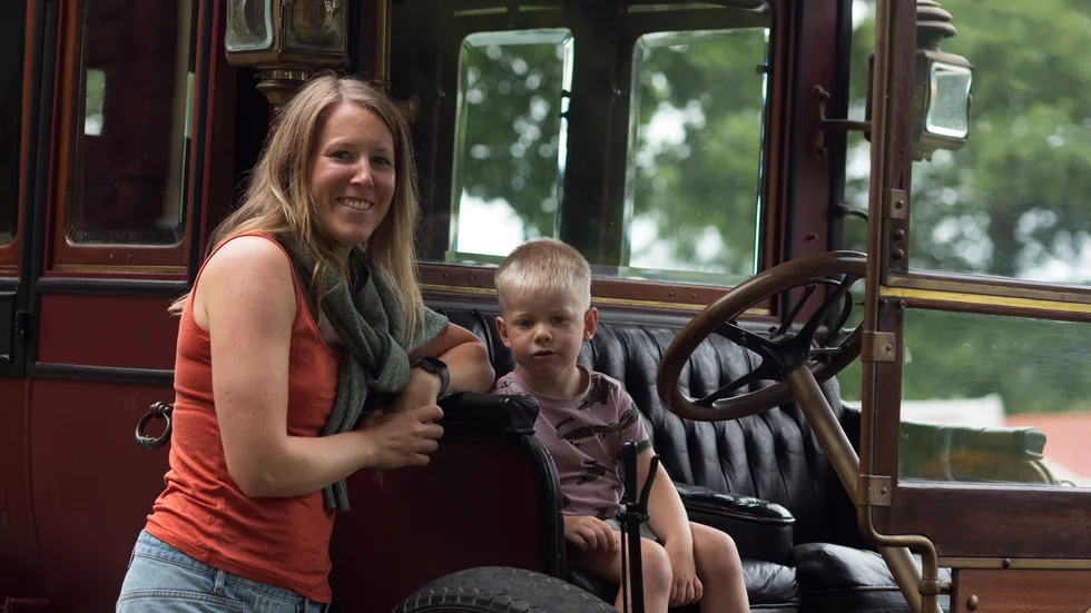 Hugo Vinkler, 3 år, tog tillfället i akt och provsatt en Peugeot Typ 116 c, när Katrineholms hembygdsförening höll hembygsmuséet öppet. "Han älskar gamla bilar och traktorer", berättar mamma Hanna Vinkler.