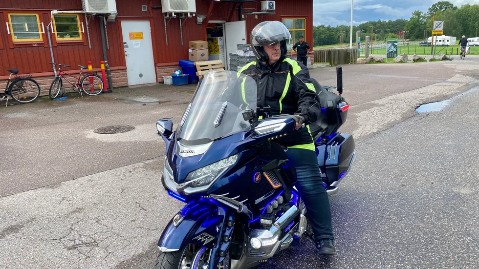 Björn Göthe har spenderat hela vintern med att installera blåa led-lister på sin hoj. I videon nedan visar han hur det fungerar.