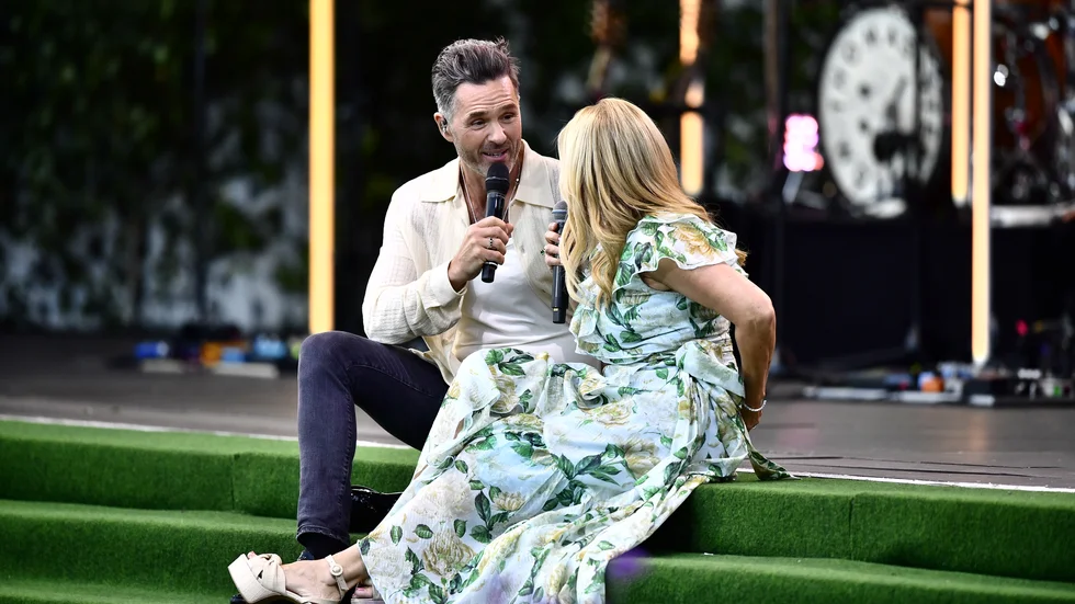 Peter Jöback och Pernilla Wahlberg under tisdagens sändning av Allsång på Skansen. Arkivbild.