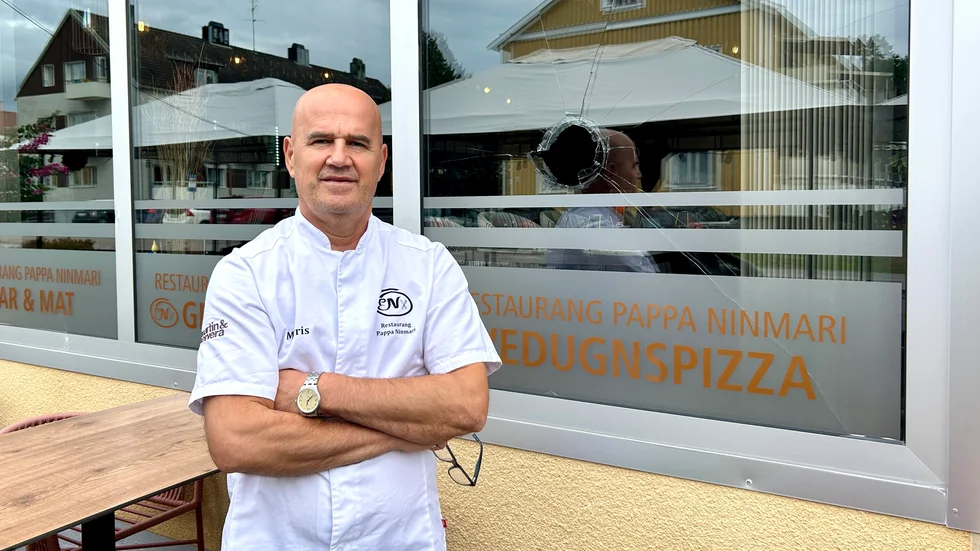 Morris Amsso tror att det är personer i restaurangbranschen som har slagit sönder fönstret. Han tror att någon eller några vill skada hans verksamhet på grund av avundsjuka. 