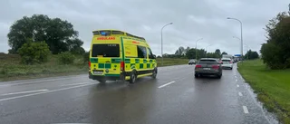 Förare misstänks för brott efter olycka vid rondell