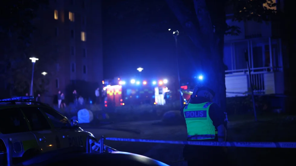 Personal från polisens nationella bombskydd ska undersöka platsen.