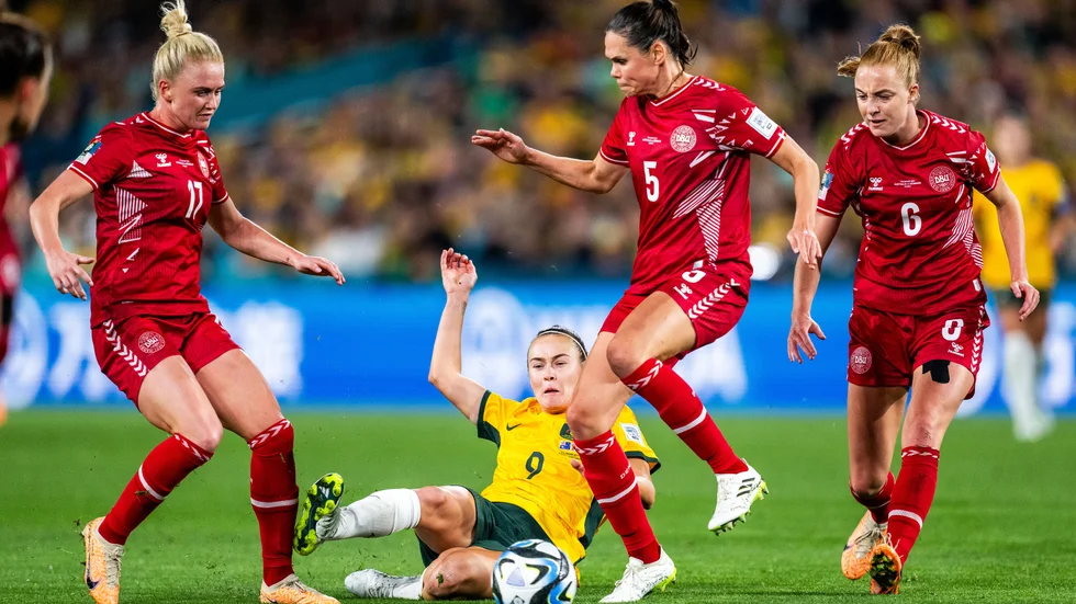 Fotbolls-VM spelas i Australien i år. I söndags vann Sverige mot USA. Tack vare ett mer inkluderande samhälle kan kvinnor också vara fotbollsproffs numera.