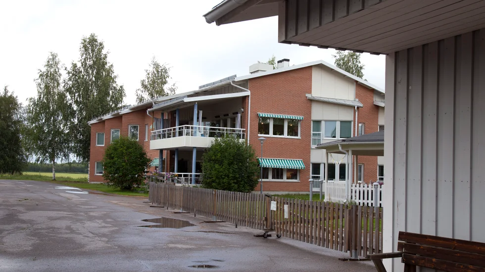 Under projektets gång har man haft sex dagrumsvärdar anställda på Roknäsgården. "De har varit ovärderliga för oss. Måste de sluta kommer vi att gå på knäna igen", säger Katarina Marinosdotter, undersköterska.