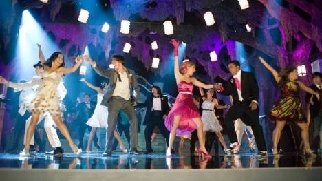 Det är gott om påkostade och fartfyllda scener i "High school musical 3 - Sista året".