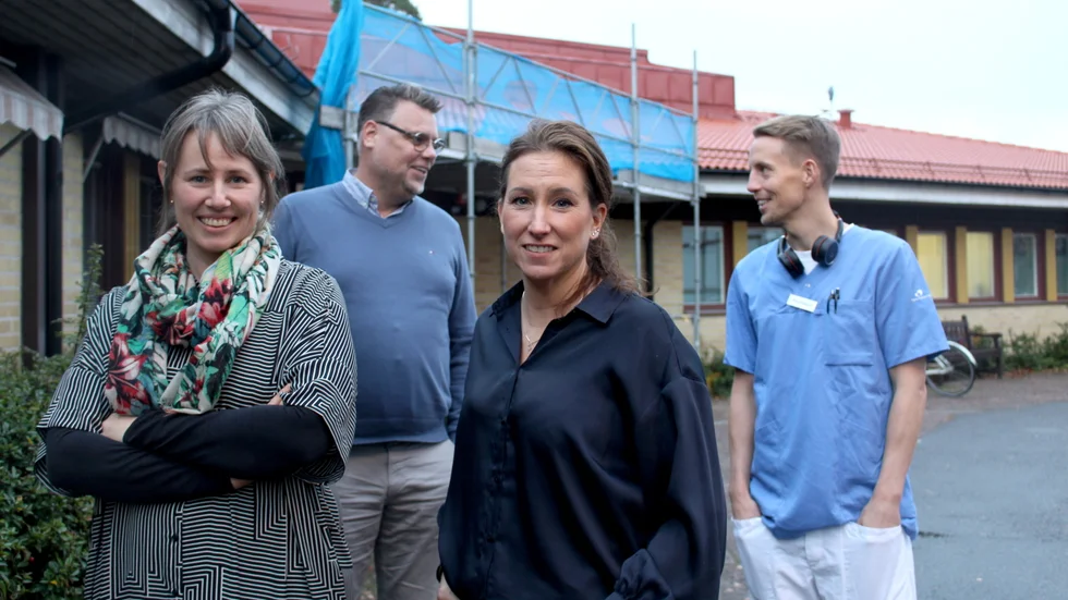 Emy Ahlstedt (C), Mattias Adolfsson (S), Lena Granath (V) och hälsocentralens verksamhetschef Daniel Johansson. Idag har hälsocentralen 9 000 listade patienter, varje år görs 10 000 läkarbesök och 12 000 provtagningsbesök.