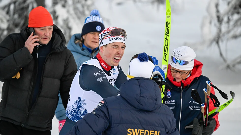 William Poromaa kraschade i ena kvartsfinalen av herrarnas sprint i Sverigepremiären i Gällivare.