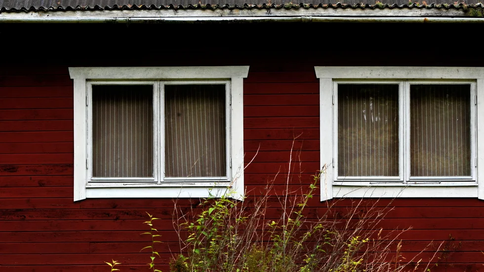 Kvinnan och mannen tog sig in i ett ödehus för att fotografera.  Nu har de dömts för brottet olaga intrång.