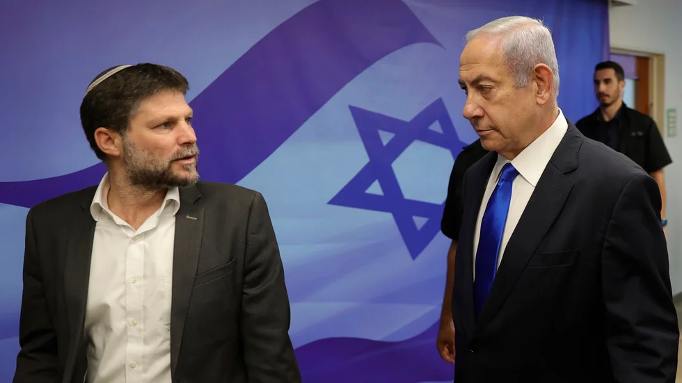 Israels finansminister Bezalel Smotrich och landets premiärminister Benjamin Netanyahu. Arkivbild.