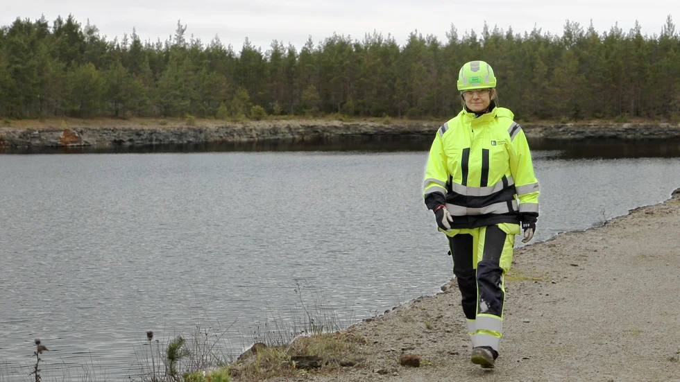 Heidelberg Materials har redan ett antal sedimentdammar för förbereda vattnet innan det släpps ut i Bogeviken. Här går Matilda Hoffststedt vid Spillingsdammen. Nu vill bolaget anlägga fler dammar, den här gången för att kunna infiltrera torra marker.
