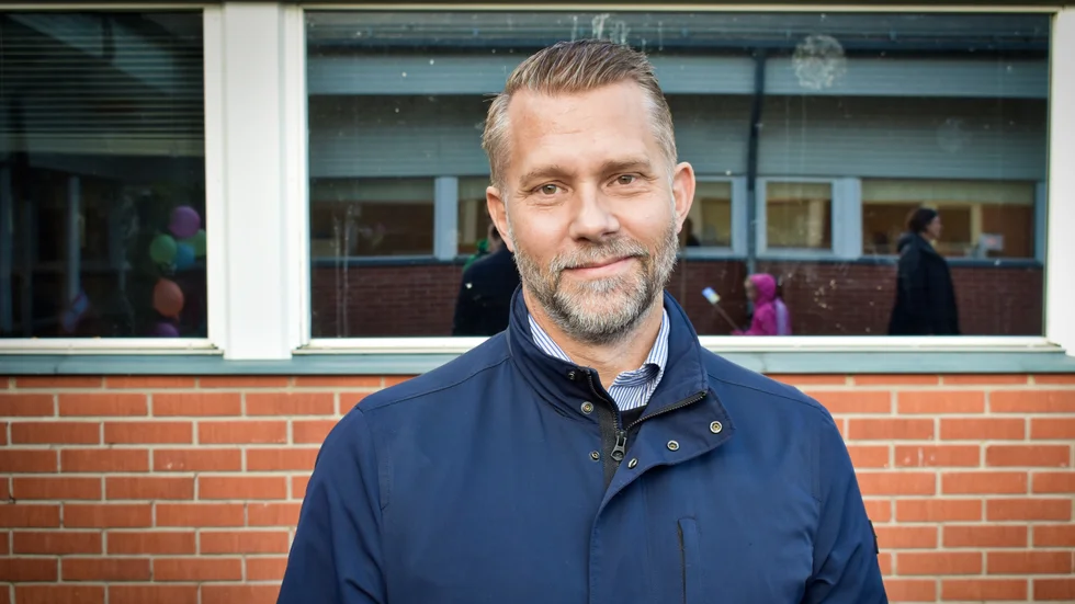 Henrik Bolin, avdelningschef grundskolan, är nöjd över beskedet om avskrivning. Men prognosen bygger på att skolan minskar sin personal.