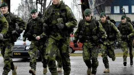 Försvarsministern och regeringen har beslutat att försvarsmakten även fortsättningsvis ska nedrustas, skriver signaturen LB.