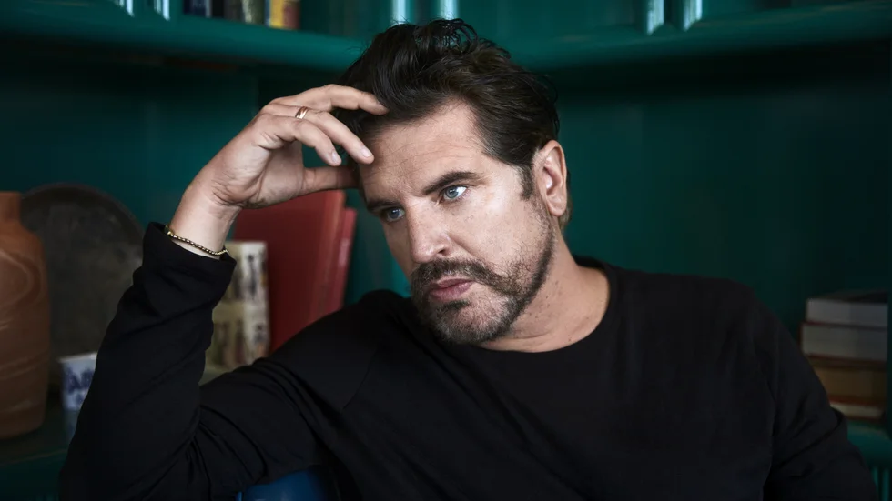 Sigge Eklund är författare och poddare. "Gruppen" är hans första roman på nio år. Tillsammans med Alex Schulman ligger han bakom en av Sveriges mest populära poddar. Han är bosatt i Los Angeles.