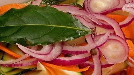 Samma inläggningslag som används till löksill kan också hällas över tunna bitar morot, zucchini och rödlök för att få ett vegetariskt alternativ till sillen.