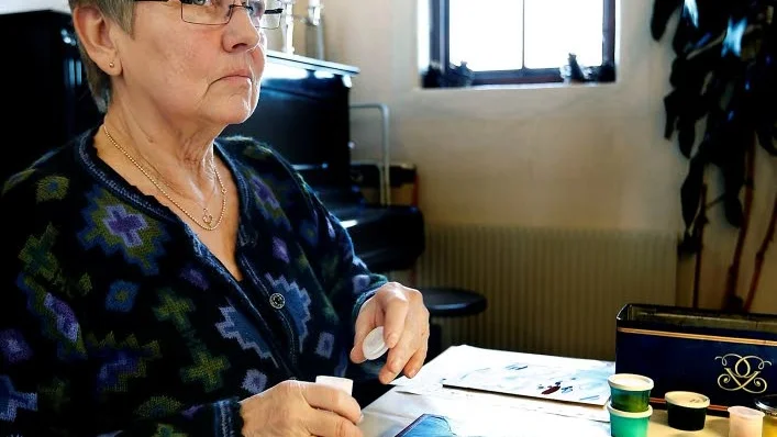 Birgitta Danielsson från Karlstad är nybörjare på ikoner. ”Vi målar tunna lager på lager, man måste ha mycket tålamod”, säger hon.