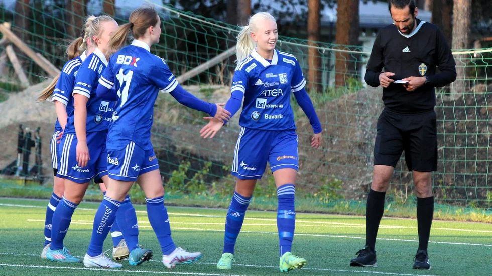 Tyra Nilsson (längst till höger) gjorde flest mål i Storfors tillsammans med Edith Åhlund. Här grattas Tyra av Sara Landin efter ett av målen.