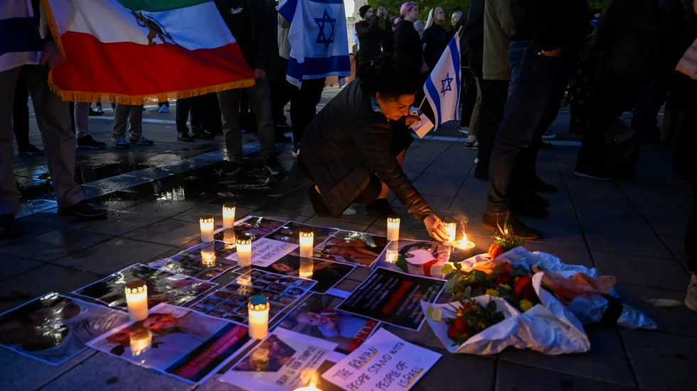 MANIFESTATION. Under torsdagen arrangerade vänskapsförbundet Sverige-Israel en manifestation på Norrmalmstorg i Stockholm till stöd för det demokratiska Israel.