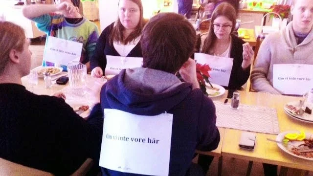 Elever på folkhögskolan genomför tysta protester.