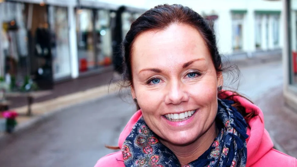 Malin Manfredsson, Vadstena:
"Nej, det vill jag inte tro. Det beror nog mycket på hur man är själv. Det är nog enklare för yngre än äldre att komma in i det sociala umgänget på en ny bostadsort".