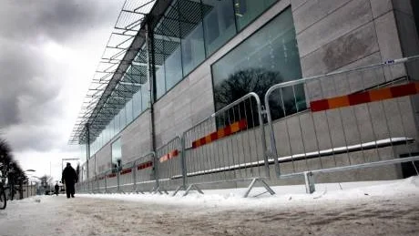 Sten. Ur fasaden föll nyligen en stor stenplatta. Området är fortfarande avspärrat.Foto: henrik radhe