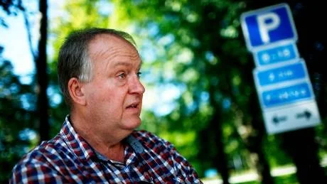 Trafikingenjör. Enligt Lennart Klintbom har bilisterna blivit noggrannare med hur de parkerar efter att p-avgifterna införts.