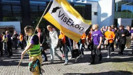 Mot kvällen. Cathis Undsjö leder tåget av studenter som ska läsa ekonomi på högskolan i höst mot kvällens lekar.