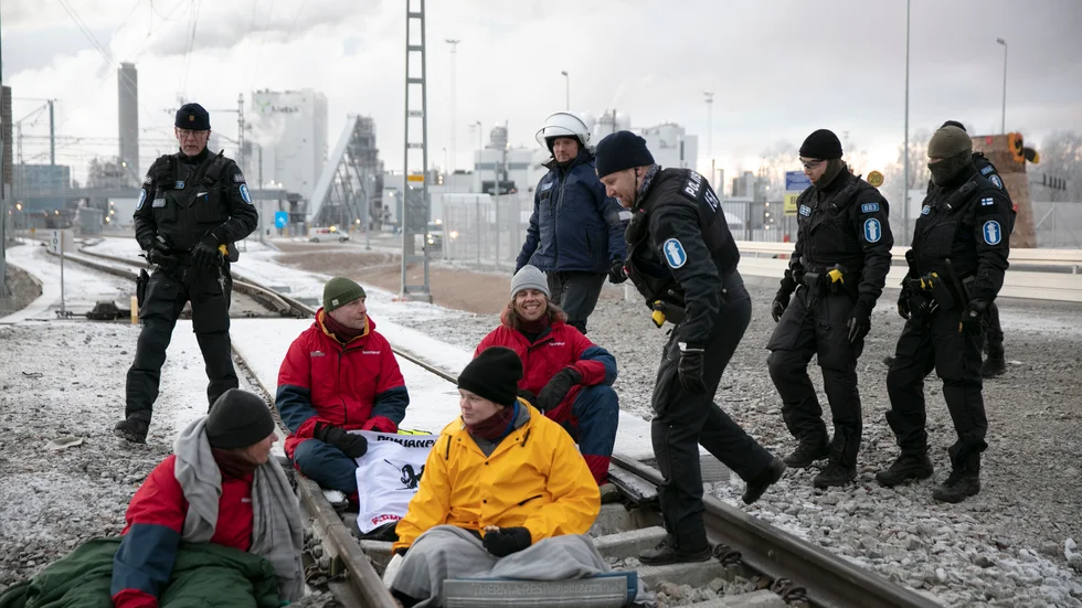 29 aktivister omhändertogs på onsdagen av polis i samband med en protestaktion vid en massafabrik i Kemi. 