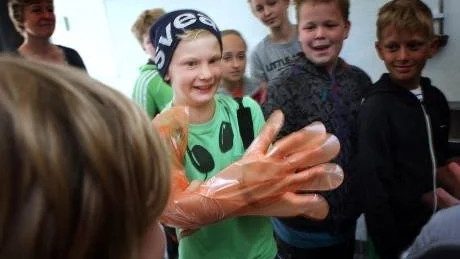 Testar. Emil Ronsten provar insemineringshandsken och klasskamraterna fnissar.