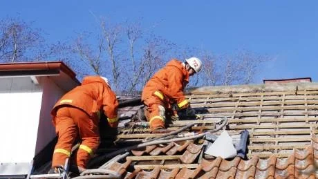 Letar. Brandmännen fick bryta sig in i taket för att hitta brandhärdarna mellan takskikten.