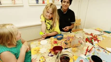 Bästa sommarjobbet. Ali Muhanned är 14 år och har fått sitt första sommarjobb på Humlans fritids, här i pysselrummet med Celine Österholm, 7 år, och Nelly Harder Weijmar, 7 år.Foto: Rolf Jönsson