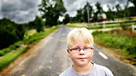 Hämtades tidigare. "Jag hoppas att dom ändrar sig", säger Rasmus Wessman. Fram till i våras blev han och grannbarnen hämtade på Vidungevägen.              Nu måste de på något sätt ta sig en kilometer till busshållplatsen. Vägen dit är en smal och krokig 70-sträcka med många tunga fordon.Foto: Joel Nilsson