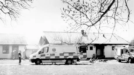 Spridningsrisk. Brandförloppet var snabbt och branden spred sig från ena lägenheten och upp på vinden i fastigheten som rymmer tre mindre lägenheter. Ett tag befarades också risk för spridning till intilliggande byggnader.FOTO: Bernt "Bison" Nilsson