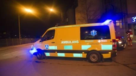 Ambulanser gick i skytteltrafik med skadade ungdomar. Foto. Maja Suslin/Scanpix