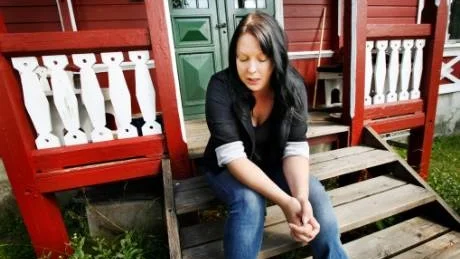 Inte ensam. När Sofia Stedtenfeldts sommarvikariat går ut i månadsskiftet väntar  ovissheten för henne. Hon och sambon får prioritera det allra nödvändigaste för att få ekonomin att gå ihop. "Jag vet många i min situation, men ingen vill prata om det", säger Sofia Stedtenfeldt.