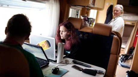 Surfar. Charlie och Nellie Winterström surfar i husvagnen när det regnar.