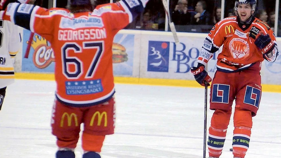 Joakim Englund jublar över 2-1 som han satte dit med ett slagskott från backposition. VIK besegrade Pantern med 3-1 och gick upp på tredje plats i kvalserien. Foto: Magnus Strömsten