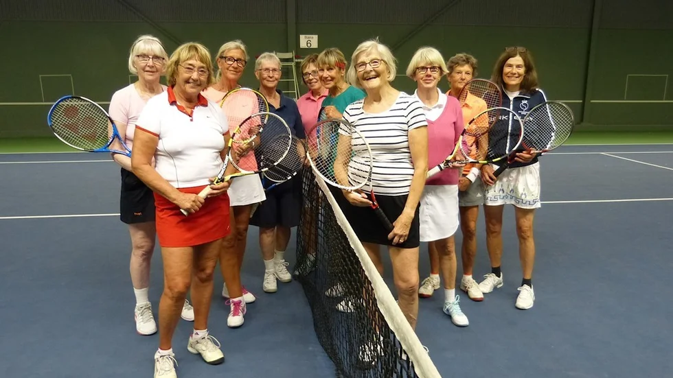 Här är tio damer i Linköpings TK som varje onsdag spelar tennis och äter soppa. Från vänster: Carin Ahlberg, Ingegerd Ahlin, Ann-Katrin Wigh, Eva Johansson, Margareta Frödin, Vilja Nömmik-Dahlberg, Inger Lind, Lisbeth Sandstedt, Anne-Marie Grubbström och Pia Eckerbom. Foto: Leif Larsson