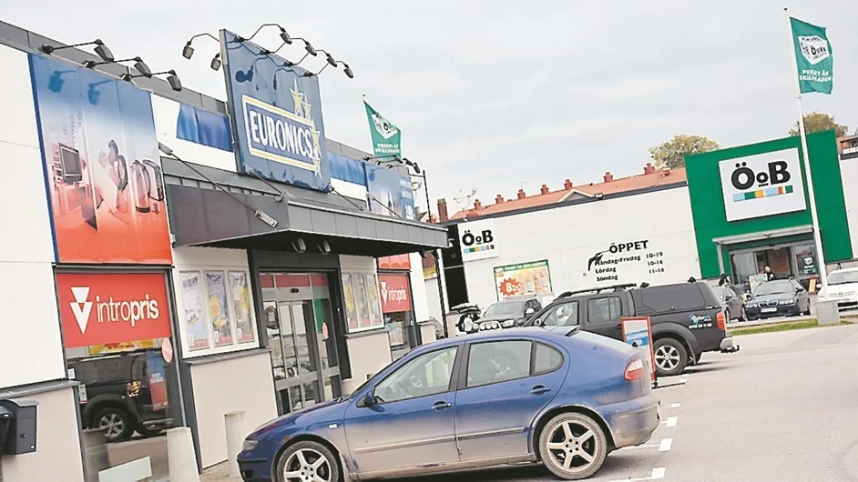 Fastigheten där Intropris hyr, t.v och den större där Ö&B samt Lekia är hyresgäster är nu till salu: Ägaren vill helst sälja dem ihop med två fastigheter i Skåne och Blekinge.