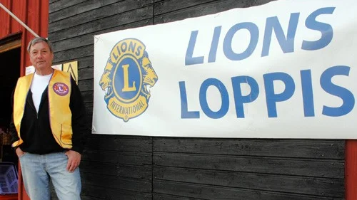 Nu har Stellans lada öppnat då Lions drar igång loppis igen. Lions-medlem Bo Karlsson hälsade alla välkomna.