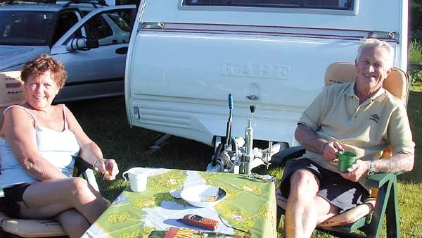 Inga-Britt och Olof Clausson, från Vegby, brukar åka runt till olika campingplatser. Och under två dagar besöker de Lysingbadets semesteranläggning. - Vi har varit här tidigare, men det var sju år sedan, berättar Inga-Britt Clausson.