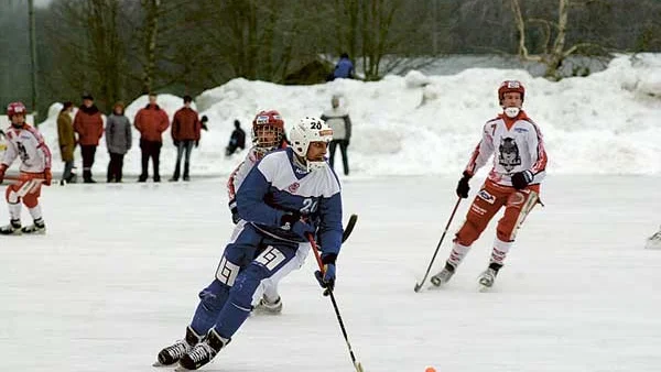 Långt ifrån nära. En Öjaby-spelare kan lugnt ta hand om bollen med Målilla-spelarna på behörigt avstånd. En plats i play off ter sig allt mer avlägsen för Målilla-gänget.