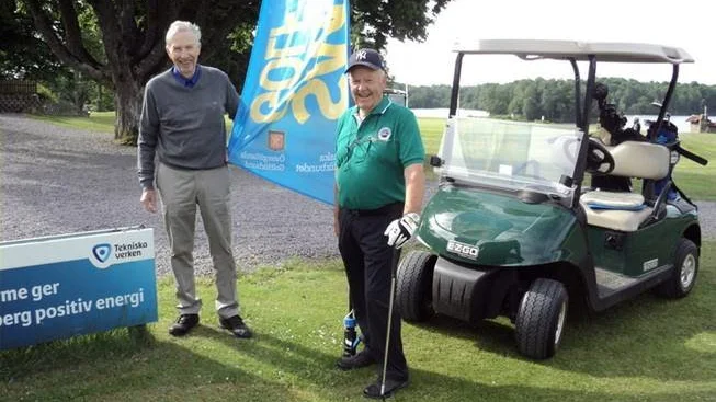 Bo Larsson till vänster från Kinda Golfklubb och Arne Larsson från Vårdsbergs Golfklubb deltog båda i klassen H80.