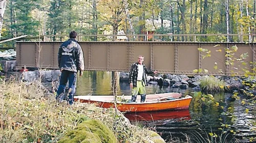 Olof Wandelt och Dick Eriksson har lagt ned många timmar på att renovera den gamla järnvägsbron i Hjortöström.