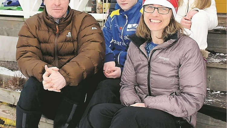 Nicklas Enlund och Pia Östangård har alltid sportat tillsammans. Varefter barnen Loke, Aron och Tuva kom fick de hänga med. Nu är det framför allt längdskidor, orientering och löpning som gäller. Foto: Lena Dahlberg