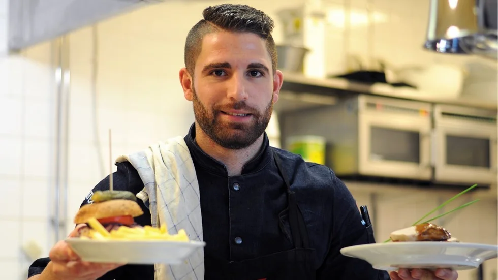 När Gabriel Jacob började jobba på Food and Family för sex år sedan hade restaurangen tappat många kunder så målet var att få det att blomstra igen. Nu ser han ljuset i tunneln. Foto: Emma Garzon