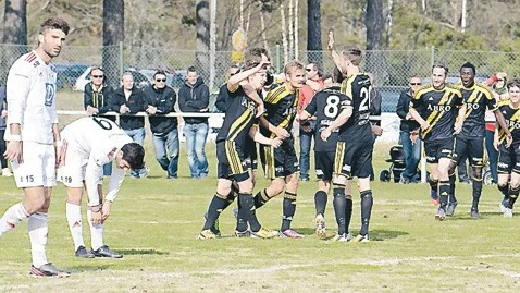 Vimmerby IF fick jubla över tre poäng hemma mot Assyriska i lördags, men det satt hårt åt även att matchen slutade 3-0. Foto: Magnus Strömsten