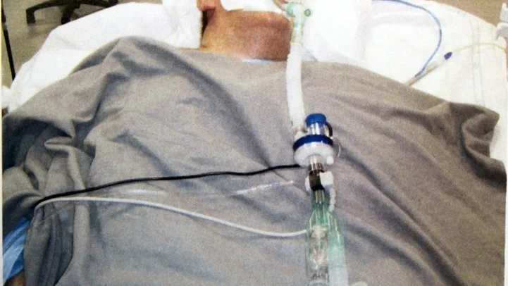 Sören låg nedsövd i respirator efter olyckan. ”Man blir ändå så tacksam över den fantastiska sjukvård vi har. De som jobbar på våra sjukhus är inget annat än änglar”. Foto: privat