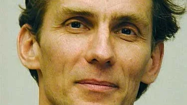 Krister Segergren (mp) är oroad över att kommunstyrelsen ska driva igenom kylmatsystemet i kommunen utan att först fatta beslut i kommunfullmäktige.