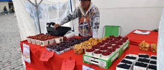 Knud säljer bär på torget – och än är inte säsongen över