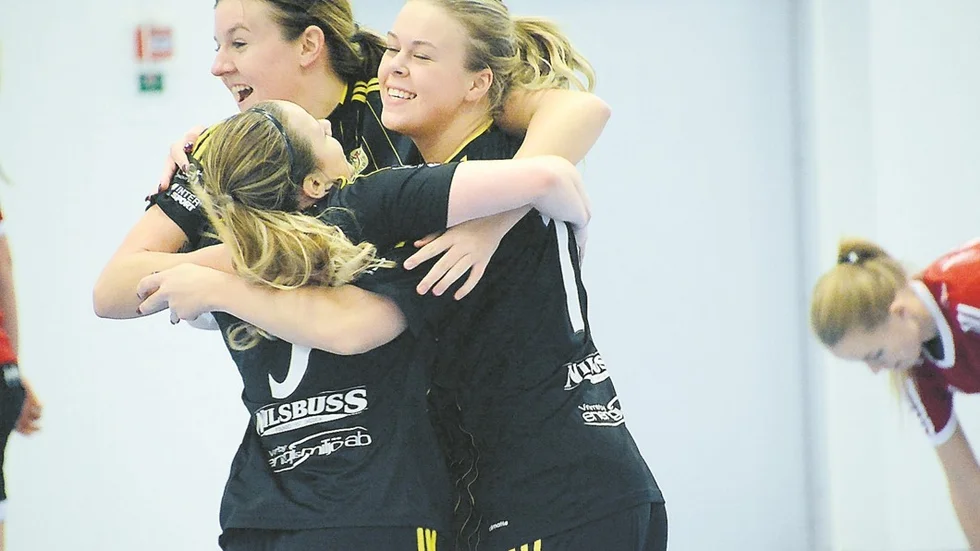 Malin Söderlund, Nathalie Johansson och Anna Karlsson firar ett av målen när Vimmerby IF tog sig vidare i SM-kvalet i futsal i Totebo idrottshall för någon månad sedan.
